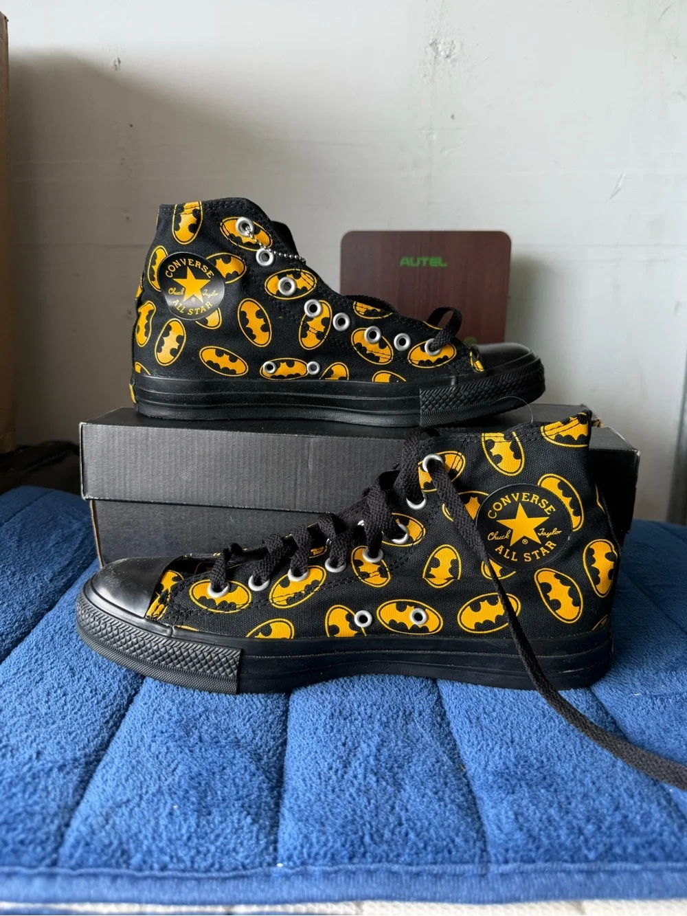 Converse All Star Chuck Taylor High Top Sneaker Shoe Batman Print Size 8.5 New - Picture 2 of 8